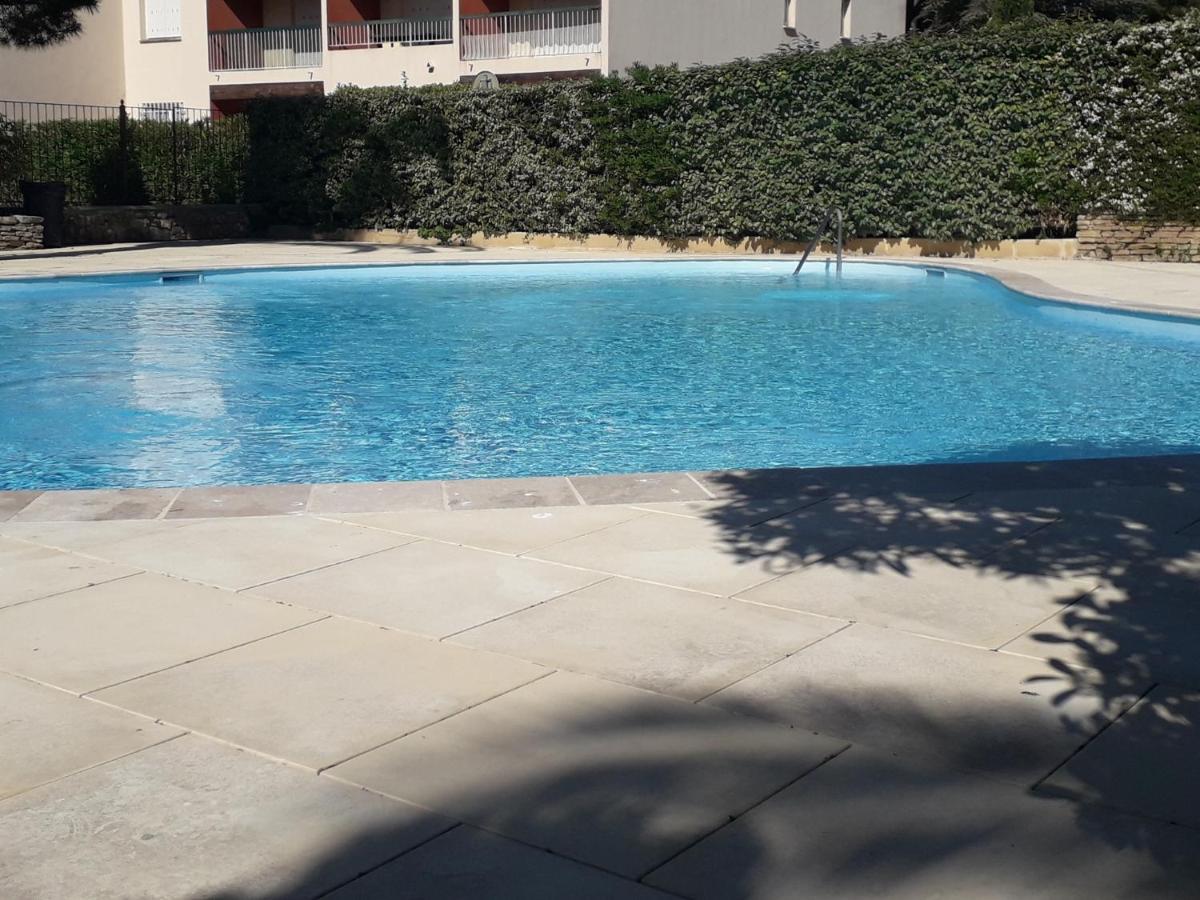 Bandol nature et loisirs: Parking/ Piscine Extérieur photo